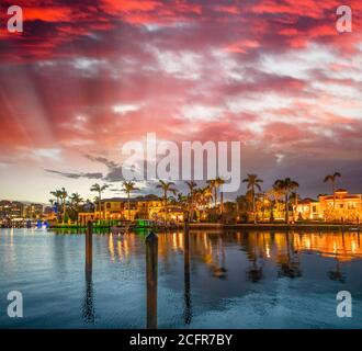 Boca Raton Gebäude am See Boca Raton bei Sonnenuntergang, Florida - USA Stockfoto