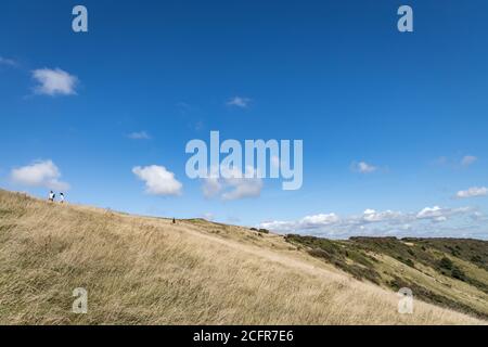 ALFRISTON, EAST SUSSEX/UK - 6. SEPTEMBER : Menschen, die am 6. September 2020 an einem Sommertag in der Nähe von Alfriston in East Sussex über die South Downs wandern. Nicht identifizierte Personen Stockfoto