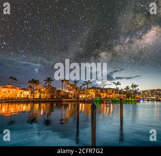 Boca Raton Gebäude am Lake Boca Raton bei Nacht mit Sternen, Florida. Stockfoto