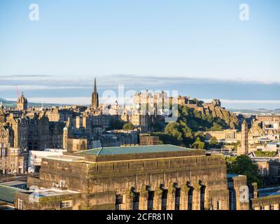 St Andrews House, Scottish Government Building, mit Edinburgh Castle, Edinburgh, Schottland, Großbritannien, GB. Stockfoto