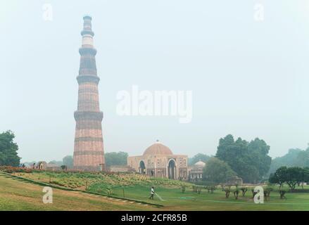 Qutb Minar Komplex, Ruinen und Gärten an nebligen Morgen am 15. November 2019. Delhi, Indien. Stockfoto