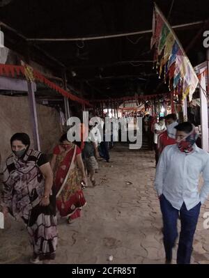 Ramdevra, Indien. September 2020. Hinduistische Anhänger betreten den Baba Ramdev Ji Pir Tempel, nachdem er während der Entsperrung 4, inmitten der laufenden Coronavirus-Pandemie, im Dorf Ramdevra im Bezirk Jaisalmer wiedereröffnet wurde. Der Tempel wurde wegen der COVID-19-Sperre seit März geschlossen. (Foto von Sumit Saraswat/Pacific Press) Quelle: Pacific Press Media Production Corp./Alamy Live News Stockfoto