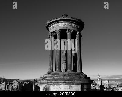 Black and White Landscape, Dugald Stewart Monument, Calton Hill, Edinburgh, Schottland, Großbritannien, GB. Stockfoto