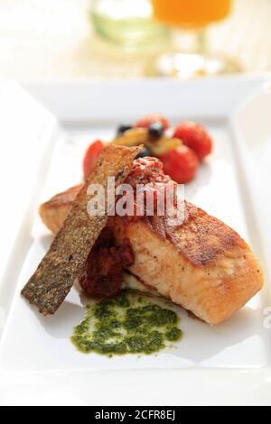 Gegrillter Lachs mit Gemüse serviert Stockfoto