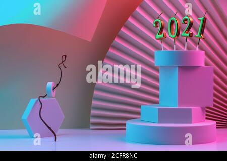 Kerzen mit Figuren des neuen Jahres 2021 auf der Pyramide der geometrischen Formen, Podium, Quadrat. Der Hintergrund besteht aus Ventilator und Karton mit einem gebogenen Winkel. Von Neon beleuchtet. Stockfoto