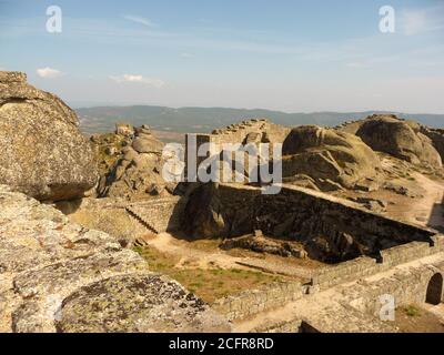 Alte Festung in Miradouro de Monsanto, Dorf in Portugal Stockfoto