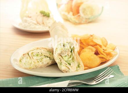 Wrap Sandwiches mit Kartoffelchips Stockfoto
