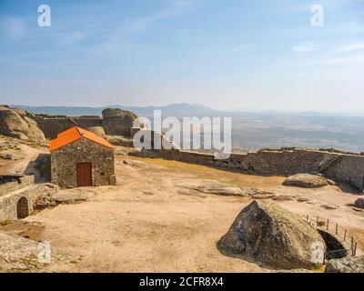 Alte Festung in Miradouro de Monsanto, Dorf in Portugal. Blick auf die umliegende Landschaft. Stockfoto
