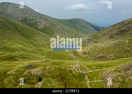 Luftaufnahme eines kleinen Sees in einem zerklüfteten Bergpass (Styhead Pass, Lake District, England) Stockfoto