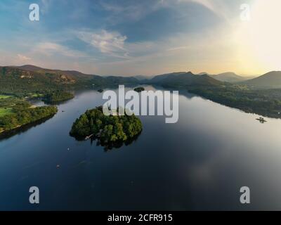 Luftaufnahme eines großen, schönen Sees mit Inseln bei Sonnenuntergang (Derwent Water, Lake District, England) Stockfoto