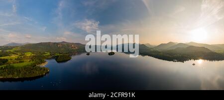 Luftpanorama des Sonnenuntergangs neben einem schönen, flachen ruhigen See umgeben von Hügeln (Derwent Water, Keswick, England) Stockfoto