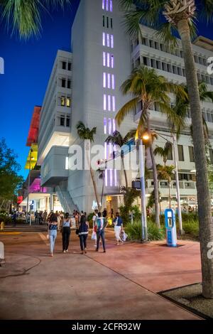 MIAMI BEACH, FL - 30. MÄRZ 2018: Touristen genießen Lincoln Road in der Nacht. Stockfoto
