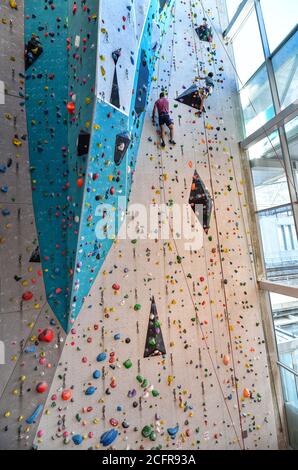Lyon (zentral-Ost-Frankreich): Einkaufszentrum „Confluence“, Azium-Raum. Kletterer in der Kletterhalle "Climb up" mit dem höchsten Indoor-Kletterwal Stockfoto