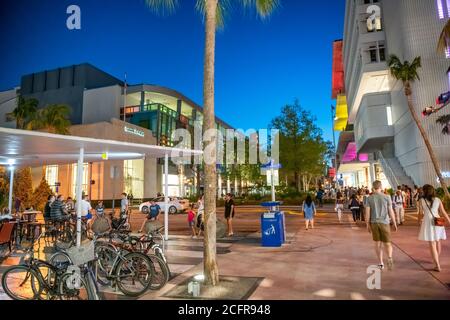 MIAMI BEACH, FL - 30. MÄRZ 2018: Touristen genießen Lincoln Road in der Nacht. Stockfoto