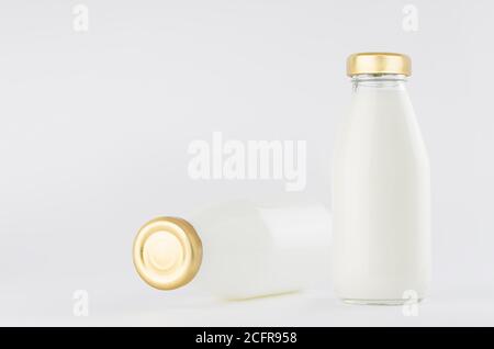 Weißes Milchprodukt in Glasflaschen mit leerer Kappe für Etikett Mock up auf weißem Hintergrund Vorlage für Verpackung, Werbung, Design-Produkt, Branding Stockfoto