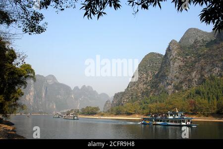 Boote auf dem Fluss Li zwischen Guilin und Yangshuo in der Provinz Guangxi, China. Stockfoto