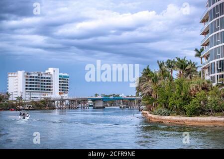 Boca Raton Gebäude entlang des Flusses von South Inlet Park bei Sonnenuntergang, Florida - USA Stockfoto