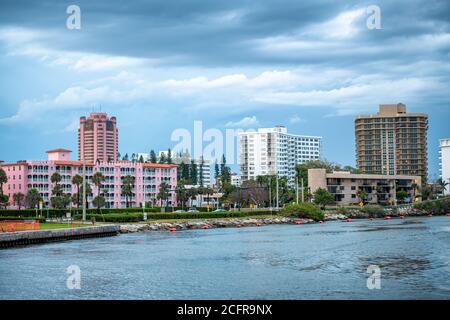 Boca Raton Gebäude entlang des Flusses von South Inlet Park bei Sonnenuntergang, Florida - USA Stockfoto