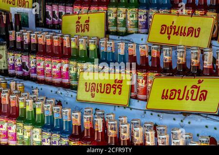 CHIANG MAI, THAILAND - 06. März 2013: Chiang Mai, Thailand, 6. März 2013 - Softdrinks in verschiedenen Farben auf einem Lebensmittelmarkt Stockfoto