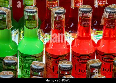 CHIANG MAI, THAILAND - 06. März 2013: Chiang Mai, Thailand, 6. März 2013 - Softdrinks in verschiedenen Farben auf einem Lebensmittelmarkt Stockfoto