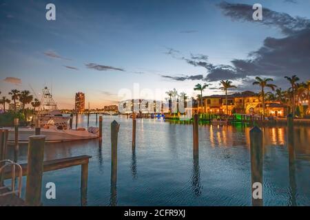 Boca Raton Gebäude am See Boca Raton bei Sonnenuntergang, Florida - USA Stockfoto