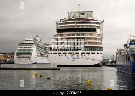 STAVANGER, NORWEGEN - 13. Mai 2015: Stavanger, Norwegen, 2015. Mai: Zwei große Kreuzfahrtschiffe, wherof die Aida Luna aus Genua im Hafen von Stanvanger, NOR Stockfoto