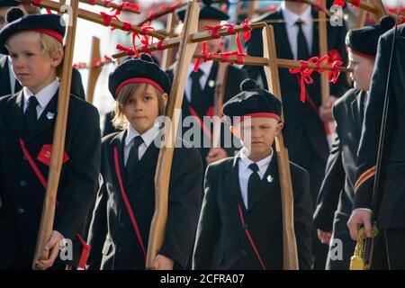 BERGEN, NORWEGEN - 20. Mai 2015: Bergen, Norwegen, 2015. Mai: Kinder und Jugendliche während der christlichen Kreuzprozession in Bergen, Norwegen Stockfoto