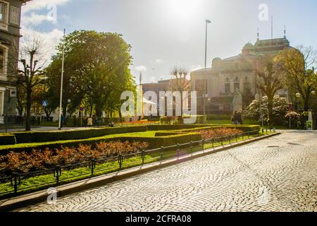 BERGEN, NORWEGEN - 20. Mai 2015: Bergen, Norwegen, 2015. Mai: The National Stage, oder Den Nationale Szenerie in Bergen, Norwegen an einem sonnigen Tag im Frühjahr Stockfoto