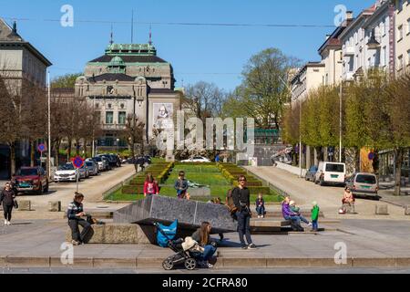 BERGEN, NORWEGEN - 20. Mai 2015: Bergen, Norwegen, 2015. Mai: Blick auf Ovre Ole Bull Plass Straße und Park in Bergen, Norwegen und die National Stage, oder Den Stockfoto