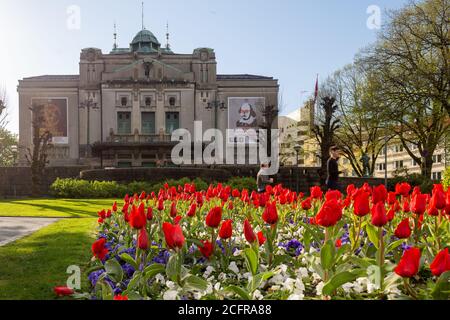 BERGEN, NORWEGEN - 20. Mai 2015: Bergen, Norwegen, 2015. Mai: The National Stage, oder Den Nationale Szenerie in Bergen, Norwegen an einem sonnigen Tag im Frühjahr wi Stockfoto