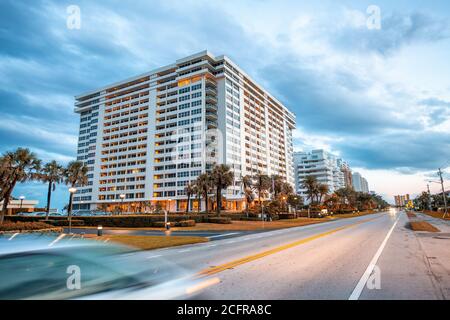 Boca Raton Gebäude entlang der Florida State Road bei Sonnenuntergang, USA Stockfoto