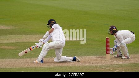 Sussex David Wiese schlug am zweiten Tag des Bob Willis Trophy-Spiels im Kia Oval, London. Stockfoto