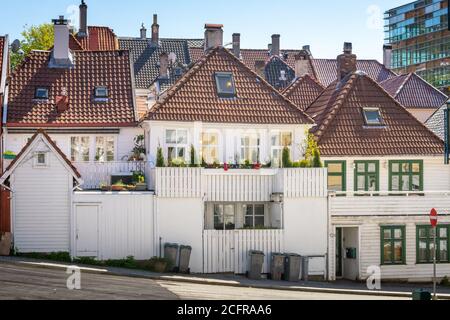 BERGEN, NORWEGEN - 20. Mai 2015: Bergen, Norwegen, 2015. Mai: Typische weiße Holzhäuser in der Stadt Bergen, Norwegen, Wohnviertel. Stockfoto