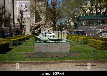 BERGEN, NORWEGEN - 20. Mai 2015: Bergen, Norwegen, 2015. Mai: Blick auf Ovre Ole Bull Plass Straße und Park in Bergen, Norwegen und die National Stage, oder Den Stockfoto