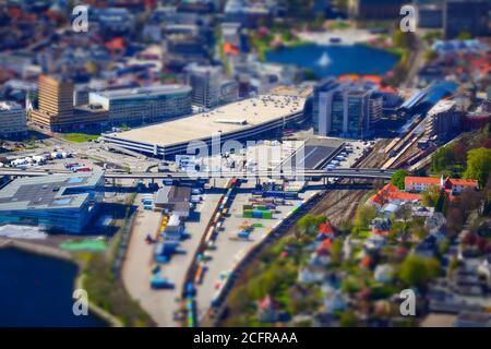 BERGEN, NORWEGEN - 20. Mai 2015: Bergen, Norwegen, 2015. Mai: Tilt-Shift-Miniaturbild von Bergen, Norwegen, Bahnhof und Logistikzentrum Stockfoto