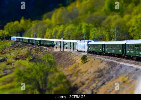 FLAM, NORWEGEN - 27. Mai 2015: Flam, Norwegen, 2015. Mai: Zugwagen der Flam-Linie, die durch ein Tal führt. Schönheit in der Natur. Stockfoto