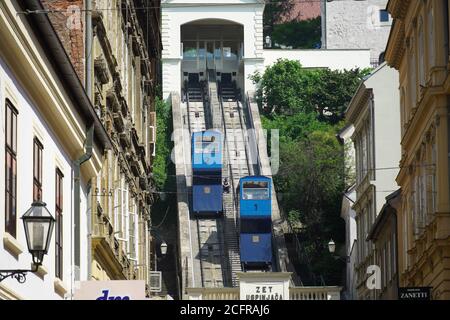 Kroatien: Zagreb. Am Fuße der Altstadt befindet sich die Seilbahn, die von ZET betrieben wird, eine der kürzesten der Welt (65 m). Das Hotel liegt in der Tomic Street, es Co Stockfoto