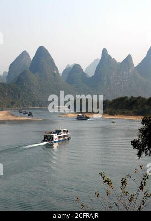 Boote auf dem Fluss Li zwischen Guilin und Yangshuo in der Provinz Guangxi, China. Stockfoto