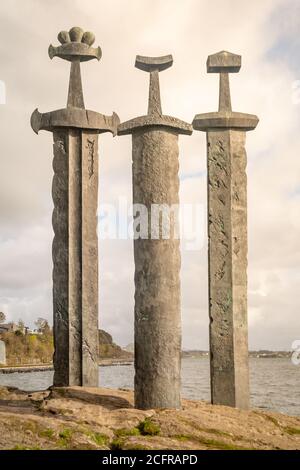 HAFRSFJORD, NORWEGEN - 11. Mai 2015: Hafrsfjord, Norwegen, 2014. Mai: Schwerter im Felsdenkmal in Hafrsfjord, Norwegen, in der Nachbarschaft von Madla, einer Stadtgemeinde Stockfoto