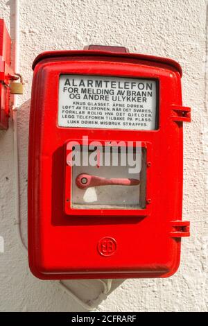 BERGEN, NORWEGEN - 20. Mai 2015: Bergen, Norwegen, 2015. Mai: Norwegisches rotes Notruftelefon, Alarmtelefon auf Norwegisch, gegen eine Wand Stockfoto