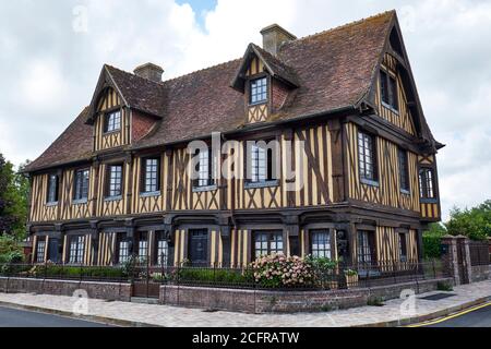 Freistehendes Fachwerkhaus aus dem 16. Jahrhundert namens Vieux Manoir im malerischen Dorf Beuvron-en-Auge in der Region Calvados der Normandie, Frankreich Stockfoto