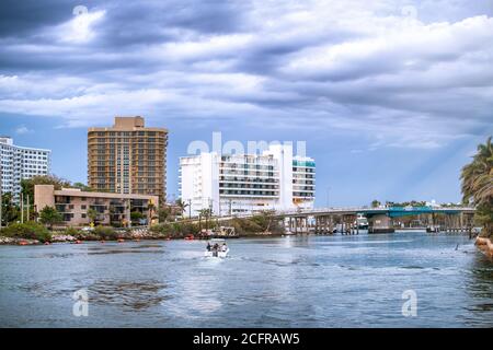 Boca Raton Gebäude entlang des Flusses von South Inlet Park bei Sonnenuntergang, Florida - USA Stockfoto