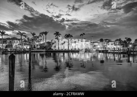 Boca Raton Gebäude am See Boca Raton bei Sonnenuntergang, Florida - USA Stockfoto