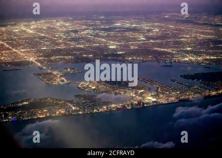 Nachtansicht der Normandy Isles und des North Bay Village in der Skyline von Miami Beach vom Flugzeug aus. Stockfoto