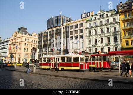 PRAG, TSCHECHISCHE REPUBLIK - 01. Feb 2014: Prag, Tschechische Republik, 2014. Februar: Tramvaj Café und Bar in einem Straßenbahnwagen auf dem Wenzelsplatz in Prag, C Stockfoto