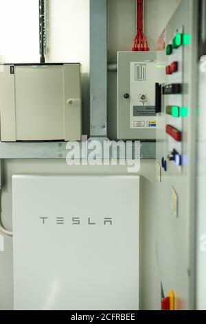 TESLA-Batterien in einem grünen Energie-Hub-Kesselraum Stockfoto