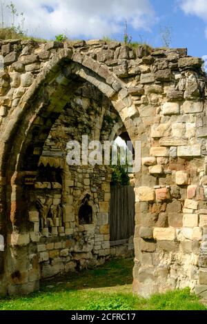 Ein gotischer Bogen am St. Oswolds Priorat in Gloucester. Stockfoto