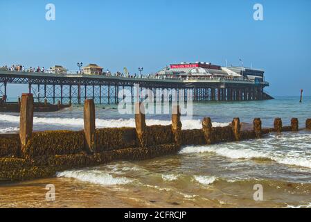 Cromer, Norfolk, UK - Cromer Pier und Groyne an einem heißen Sommertag im August Stockfoto