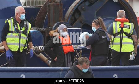 Eine Gruppe von Menschen, die als Migranten gelten, werden nach einem kleinen Bootsunfall im Kanal von Grenzbeamten nach Dover, Kent, gebracht. Stockfoto