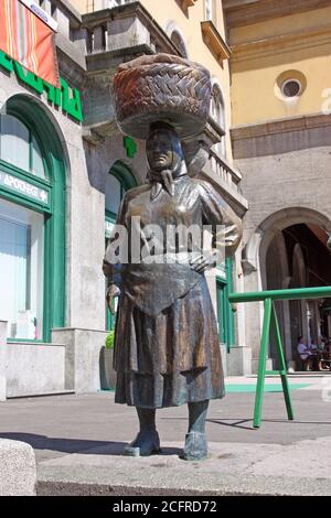 ZAGREB, KROATIEN – 28. JULI 2020: Statue der Landsfrau mit gewebtem Korb auf dem Kopf auf dem Dolac Markt in Zagreb, Kroatien Stockfoto